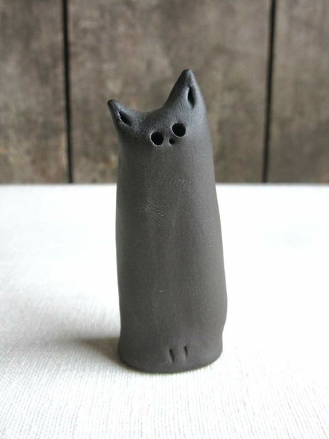 Black Cat Pottery, Weird Pottery, Ceramic Creatures, The Potter's Hand, Cat Pottery, Halloween Tea Party, Ceramic Cats, Polymer Clay Cat, Miniature Cat