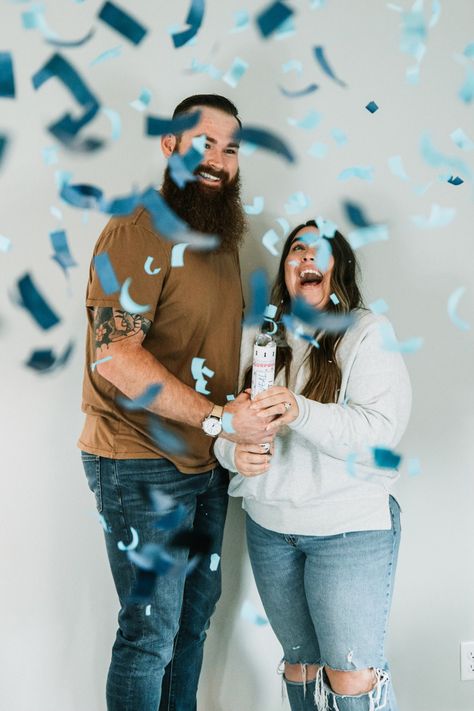 Such a fun way to capture your babies gender! Indoor Gender Reveal Photoshoot, Studio Gender Reveal Photos, Gender Revelation Ideas, Pregnancy Announcement Pictures, Gender Reveal Photos, Cute Pregnancy Announcement, Maternity Photography Poses Pregnancy Pics, Pregnancy Announcement Photos, Gender Party