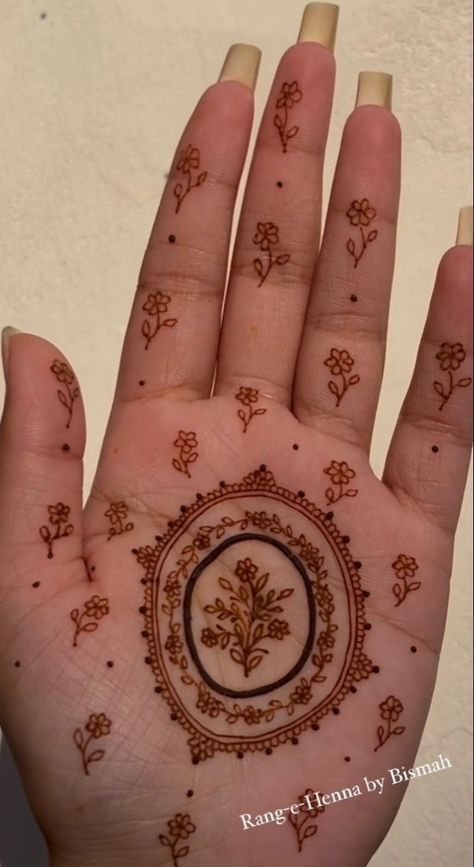 Mehndi Art Designs Aesthetic, Dainty Mehndi Designs, Mendhi Designs Simple Palm, Aesthetic Minimal Mehndi Design, Aesthetic Front Hand Mehndi, Non Traditional Henna Designs, Cute Henna Designs Front Hand, Mehndi Designs Inside Hand, Henna Designs Minimal