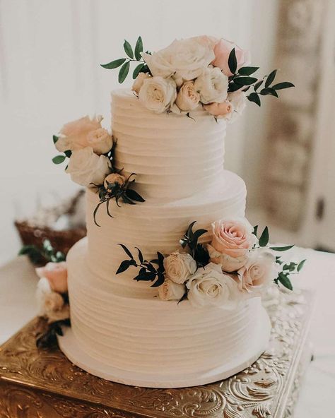 ✨Tip Tuesday!✨ Here are some different types of cakes you can consider for your wedding: 1. Classic Tiered Cake: - Description: The traditional multi-tiered wedding cake, often with buttercream or fondant icing. - Features: Customizable with various flavors, fillings, and decorations. 2. Naked Cake: - Description: A cake with minimal or no frosting on the outside, showcasing the layers and fillings. - Features: Rustic and simple, often decorated with fresh fruit and flowers. 3. Buttercr... Wedding Cake With Flowers, Cake With Flowers, Pretty Wedding Cakes, 3 Tier Wedding Cakes, Brides Cake, Dream Wedding Cake, Austin Texas Wedding, Wedding Cake Rustic, Gluten Free Cake