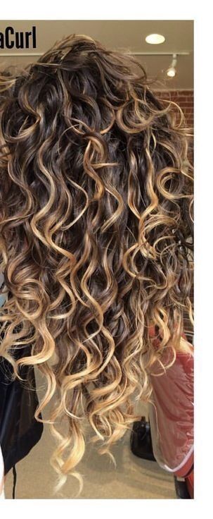 Curly Hair Ombre Balayage Curls, Highlighted Permed Hair, Naturally Loose Curly Hair, Brunette Curly Hair Highlights Natural, Curly Hair Foilyage, Natural Curls Color Ideas, Balliage Hair Curly, Permed Hair With Highlights, Natural Wavy Hair Balayage