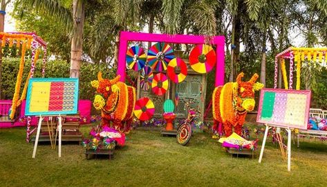 Still Trending - Indian Wedding Photo Booth Ideas that are Fresh & Fab, for Super Fun Wedding Photos ✨ - Witty Vows Diy Fotokabine, Indian Wedding Theme, Photobooth Ideas, Mehndi Ceremony, Desi Wedding Decor, Mehndi Decor, Quirky Wedding, Diy Photo Booth, Indian Wedding Photos