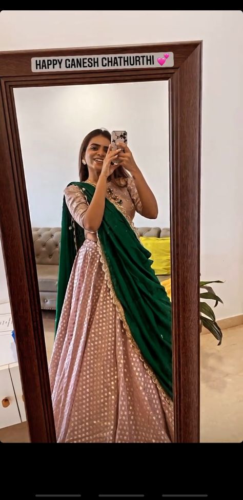 Lehnga Color Combination, Gown Colour Combination, Half Saree Dupatta Designs, Lehenga Dupatta Draping Style Half Saree, Dupatta Draping Styles For Long Frock, Green Pattu Lehenga Half Saree, Halfsarees Traditional Simple, Plain Saree Contrast Blouse, Dupatta For Half Saree