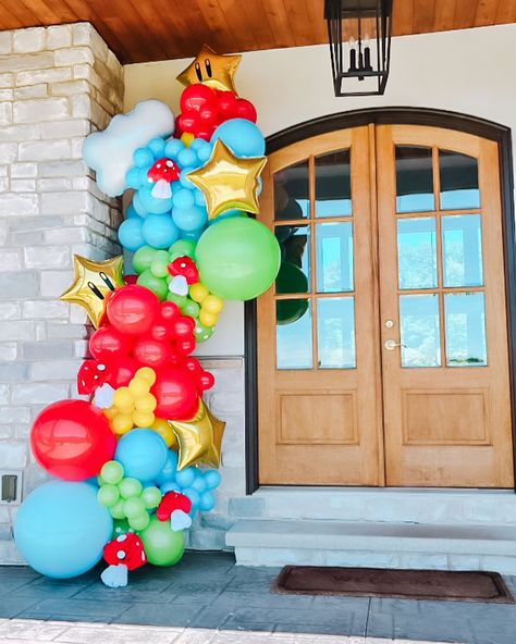 Happy 5th birthday, Ashton🍄🌟💚🏁 Party package: 10ft garland 5 ft tall Mario Mini Signature Bubble Helium bouquet @taramschultz thank you for inviting us to this SUPER MARIO birthday 🎉 Super Mario Balloon Decorations, Mario Birthday Balloons, Super Mario Balloon Arch, Mario Balloon Garland, Super Mario Balloons, Mario Party Birthday Ideas, Super Mario Balloon Garland, Super Mario 4th Birthday, Super Mario Birthday Party Decorations