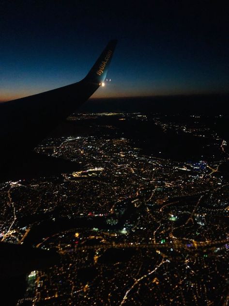 Flight Window Pics Night, Hublot Avion, Plane Aesthetic, Airplane Window View, Plane Photos, Phone Background Wallpaper, Airplane Drawing, Airplane Wallpaper, Airport Aesthetic