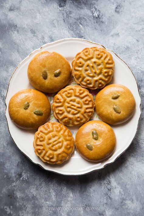 Chinese Moon Cake, Mooncake Recipe, Moon Cake Mold, Moon Cakes, Easy Chinese, Golden Syrup, Asian Desserts, Mooncake, Doll Cake