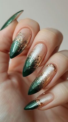 Green And Bronze Nails, Black Green Gold Nails, Christmas Dark Nails, Green Nail Trends, Slytherin Nail Ideas, Nails Design Green, Forest Green Nail Designs, Green And Gold Nail Designs, Green Gold Nails