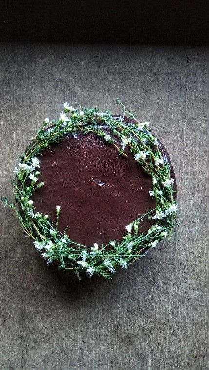 With chocolate ganache and thyme and baby's breath decoration Vegan Chocolate Cake, Chocolate Ganache, Vegan Chocolate, Chocolate Cake, Floral Wreath, Floral