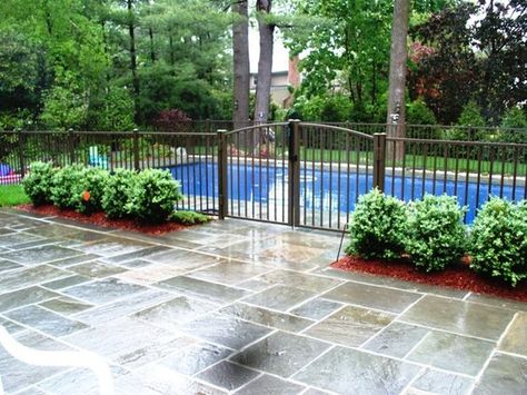 16+Pool+Fence+Ideas+for+Your+Backyard+(AWESOME+GALLERY)FacebookGoogle+PinterestTumblrTwitterYouTube Pool Fencing Landscaping, Pool Fence Ideas, Fence Around Pool, Aluminum Pool Fence, Kleiner Pool Design, Inground Pool Landscaping, Moderne Pools, Pool Enclosures, Backyard Pool Landscaping