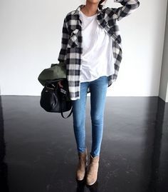 Layer an open plaid shirt over a white tee and jeans. Pair the look with Looks Chic, 가을 패션, Looks Style, Mode Inspiration, Fall Winter Outfits, Outfits Casuales, Street Fashion, Look Fashion, Passion For Fashion