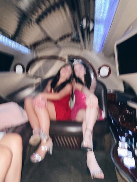 Limo Sweet 16, Limo Pictures Photo Ideas, Limo Photoshoot Ideas, Limo Aesthetic Party, Party Bus Photoshoot, Prom Limo Pictures, Limo Aesthetics, Limo Photoshoot, Sweet 16 Limo