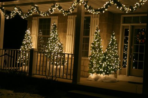 Do this on back deck Exterior Christmas Lights, Affordable Christmas Decorations, Christmas Lights Outside, Solar Christmas Lights, Christmas Light Installation, Christmas Front Porch, Christmas Time Is Here, 12 December, Outdoor Christmas Lights