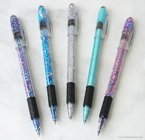 Diy Pens Decoration, Diy Glitter Pens, Walmart Diy, Resin Pens, Ink Pen Art, Liquid Resin, Bic Pens, Pen Craft, Cute School Stationary