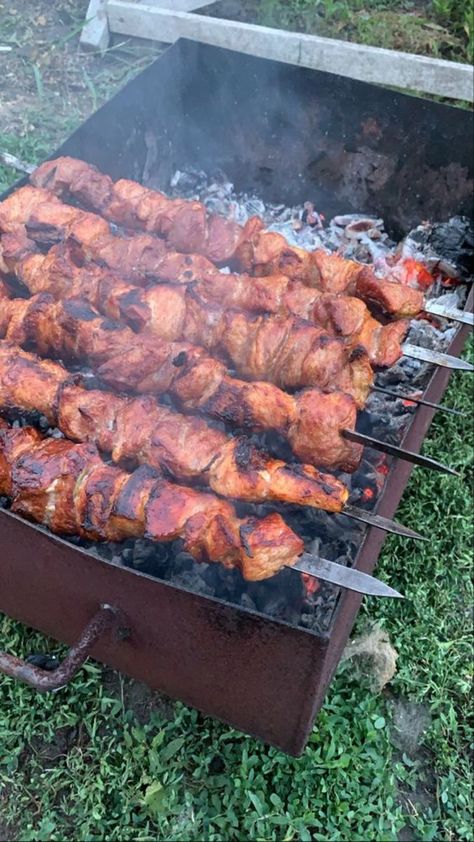 Bbq Party Ideas, Bbq Party Food, Gourmet Hot Dogs, Diy Bbq, Hot Dog Recipes, Delicacy Food, Food Drink Photography, Veggie Tray, Think Food