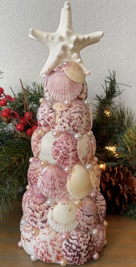 Christmas Tree Shell Art, Scallop Shell Christmas Tree, Beach Tree Christmas, Seashell Tree Diy, Seashell Christmas Wreath, She’ll Craft Ideas, Sea Shell Christmas Crafts, Christmas Shell Crafts, Jingle Shell Crafts