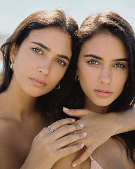 Instagram Crush: Twins Renee and Elisha Herbert (23 Photos) - Suburban Men Herbert Twins, Elisha Herbert, Tory Vega, Celebrity Twins, Fairytale Photoshoot, Twin Models, Twin Photos, Belle Beauty, Beauty Photoshoot