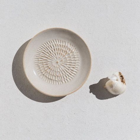 Pottery Instagram, Kitchen Ceramics, Hand Built Ceramics Ideas, Garlic Ceramic, Ceramic Garlic Grater Diy, Garlic Bowl Ceramic, Clay Garlic Graters, Clay Garlic Keeper, Handmade Ceramics Ideas Pottery