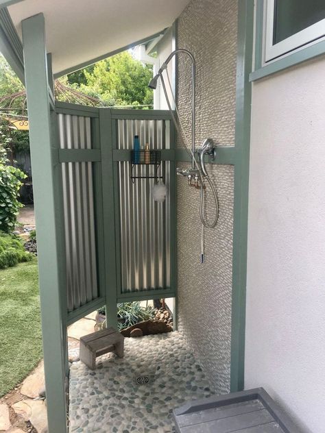 Outdoor Half Bathroom Ideas, Cabin Outdoor Shower Ideas, Outdoor Pool Shower And Toilet, Diy Pool Changing Area, Small Outdoor Shower Ideas, Outdoor Shower With Roof, Cheap Outdoor Shower Ideas, Outdoor Shower Enclosure Ideas, Outdoor Dog Shower Ideas