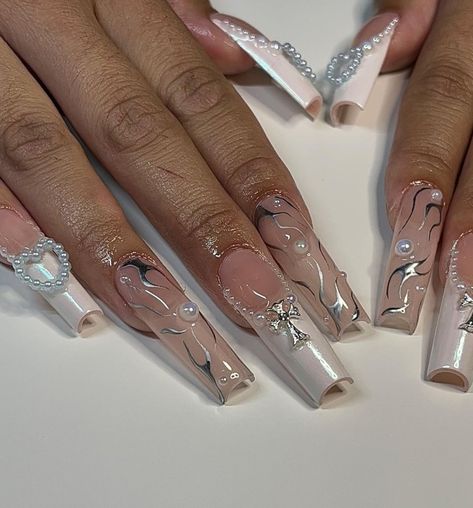 Source @nailsbymexyy Chrome Nails Designs, Easy Nails, Grunge Nails, Y2k Nails, Unique Acrylic Nails, Nail Swag, Bling Acrylic Nails, Pink Acrylic Nails, Nailed It