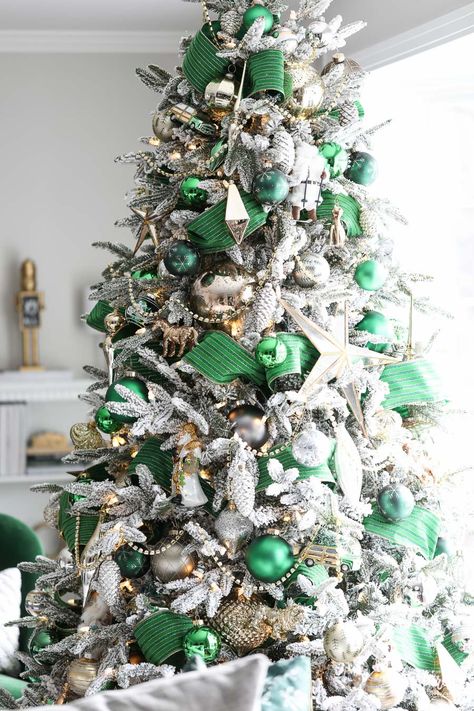 A Christmas Tree Fit for the Emerald City - Christmas Tree Decorations Green Christmas Decorations, Green Christmas Tree Decorations, City Christmas, Silver Christmas Decorations, Silver Christmas Tree, A White Christmas, Gold Christmas Decorations, Christmas Tree Inspiration, Flocked Christmas Trees