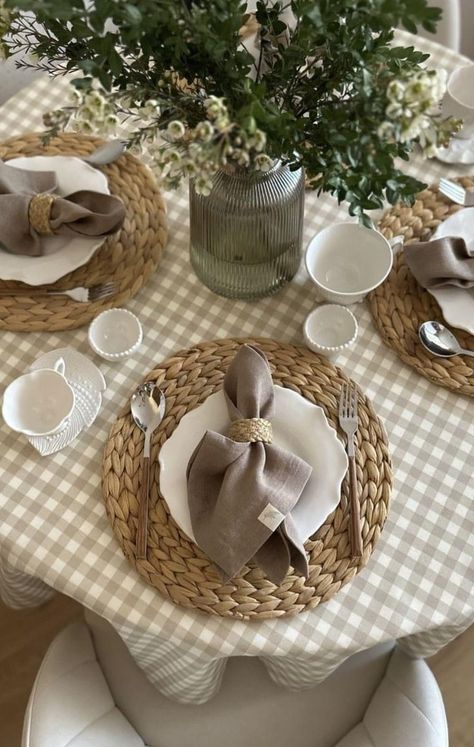 Zara Home Table Setting, Scandi Table Setting, Dining Table Setting Ideas Everyday, Round Table Settings, Decoration With Flowers, Summer Farmhouse Decor, Farmhouse Table Decor, Farmhouse Decor Ideas, Table Setting Inspiration