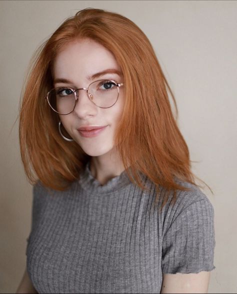 Red Hair And Glasses, Julia Adamenko, Cute Ginger, Beautiful Red Hair, Ginger Girls, Girls With Red Hair, Peinados Fáciles Para Cabello Corto, Redhead Beauty, Redhead Girl