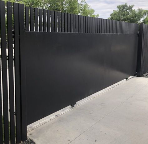 Modern slide driveway gate Closed Gate Design Modern, Remote Gate Design, Industrial Sliding Gate Design, Automatic Sliding Gates Driveways, Metal Fabrication Projects, Automated Driveway Gates, Motorized Gate Driveway, Modern Automatic Sliding Gate, Modern Gates Driveway