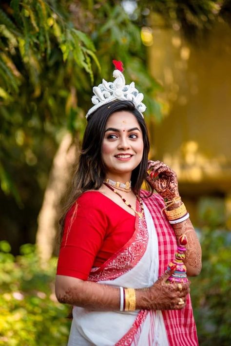 Single Pose For Bride, Haldi Look For Bengali Bride, Bengali Wedding Bride Single Pose, Bengali Bride Haldi Pose, Bengali Wedding Photography Poses, Bengoli Photoshoot Pose, Bengali Bride Haldi Look, Bengali Wedding Photoshoot, Bengali Haldi Look