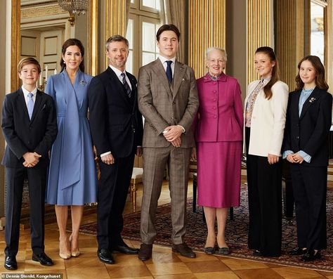 Queen Mary Of Denmark, Queen Mary Ii, Princess Alexandra Of Denmark, Alexandra Of Denmark, Denmark Royal Family, Mothers Day Pictures, Danish Royalty, Cosy Outfit, Princess Of Denmark