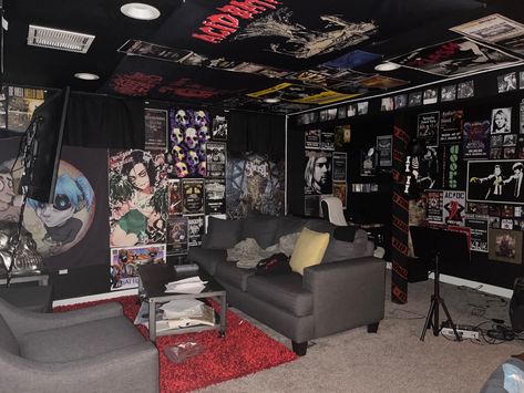 Cool Rooms Grunge, Heavy Metal Bedroom Ideas, Mcr Room Ideas, Grunge Basement Bedroom, Punk Rock Home Interiors, Punk Rock Apartment, Grunge Room Furniture, Olderbrothercore Room, Heavy Metal Room Ideas