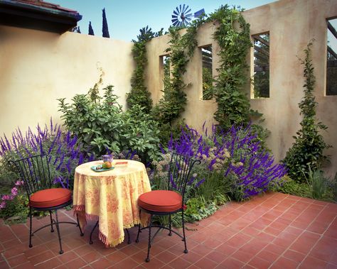 Modern Mediterranean courtyard Mediterranean Outdoor Decor, Modern Mediterranean Garden, Garden Renovation Ideas, Mediterranean Courtyard, Indoor Garden Rooms, Mediterranean Garden Design, Roof Gardens, Spanish Garden, Small Courtyard Gardens