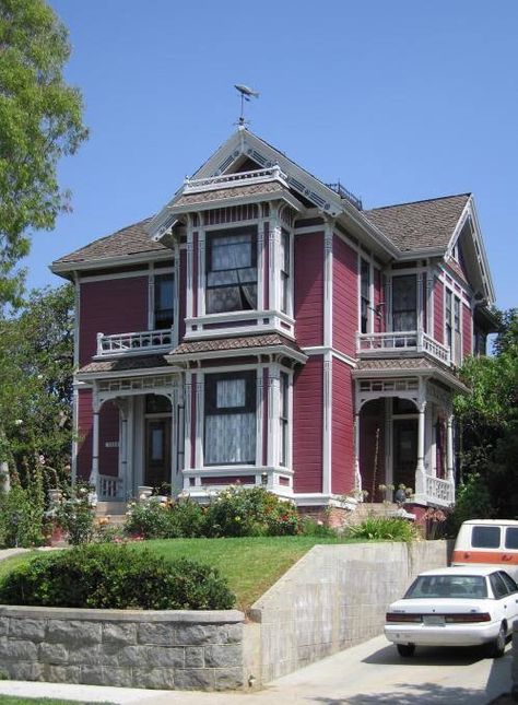 Pic of the actual real house, they used to be the Halliwell manor. Charmed Halliwell Manor, Halliwell Manor Floor Plan, Charmed Tv Show House, Charmed Manor, Charmed House, Halliwell Manor, Charmed 1998, Tv Show House, Victorian Apartment