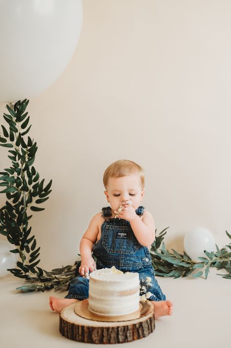 Baby Boy Smash Cake Pictures, Boy Cake Smash Photos, Cake Smash Photos Boy, Simple 1st Birthday Photoshoot, Baby Boy Smash Cake, Simple Cake Smash, Cake Smash Boy, Simple First Birthday, Cake Smash Inspiration