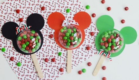 These Mickey and Minnie Christmas Pops make the perfect DIY Christmas gifts and are made easy with a free printable! Mickey Christmas Theme Party, Disney Christmas Fish Extender, Diy Disney Treats, Disney Theme Christmas, Disney Favors, Christmas Diy Stocking, Mickey Printable, Disney Christmas Diy, Mickeys Christmas Party