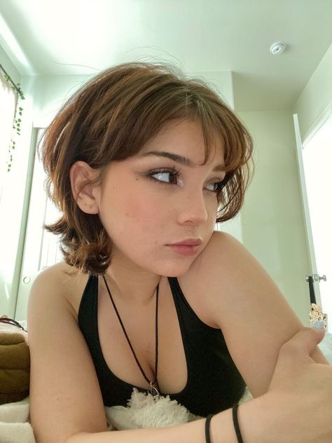 Mullet Hair Girl, Ashley Judd Short Hair, Short Queer Haircuts, Pixie Cut Straight Hair, Girls Mullet, Queer Haircut, Queer Hair, 90s Haircuts, Hairstyles Inspiration