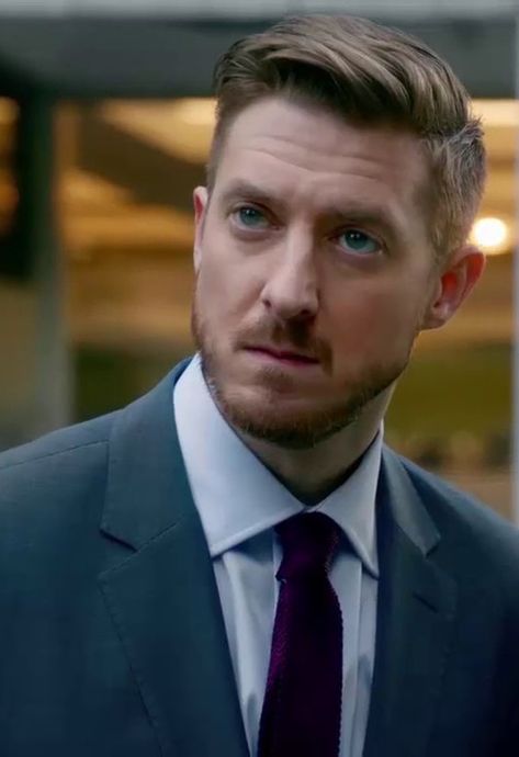 Rip Hunter (Arthur Darvill in Legends Of Tomorrow, Season 2, 2016) Rip Hunter Legends Of Tomorrow, Dc Arrowverse, Team Lineup, Legend Of Tomorrow, Rip Hunter, Matt Smith Doctor Who, Legends Of Tommorow, Arthur Darvill, Dc's Legends Of Tomorrow