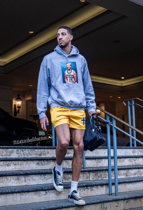 Blue Converse Outfit Men, Tyrese Haliburton Outfit, Jeans Outfit Men Street Style, Converse Shorts Outfit, Basketball Shorts Outfit, Basketball Drip, Basketball Fits, Nba Fits, Converse Shoes Outfit