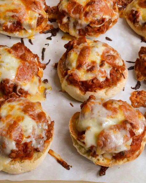 Pizza Burgers Ground Beef, Super Easy Dinner Recipes, Pizza Burger Recipe, Delicious Ground Beef Recipes, Pizza Burgers Recipe, Pepperoni And Mozzarella, Easy Turkey Meatballs, Chicken Divan Recipe, Healthy Chicken Parmesan