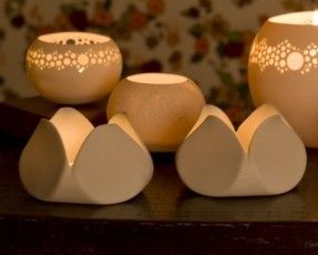 Elegant and delicate, the light just glows through and out of this candle holder. Trendy Candle, Porcelain Candle Holder, Porcelain Table, Porcelain Candle, Modern Candle Holders, Diy Ceramic, Ceramic Candle Holders, Ceramic Light, Pottery Sculpture