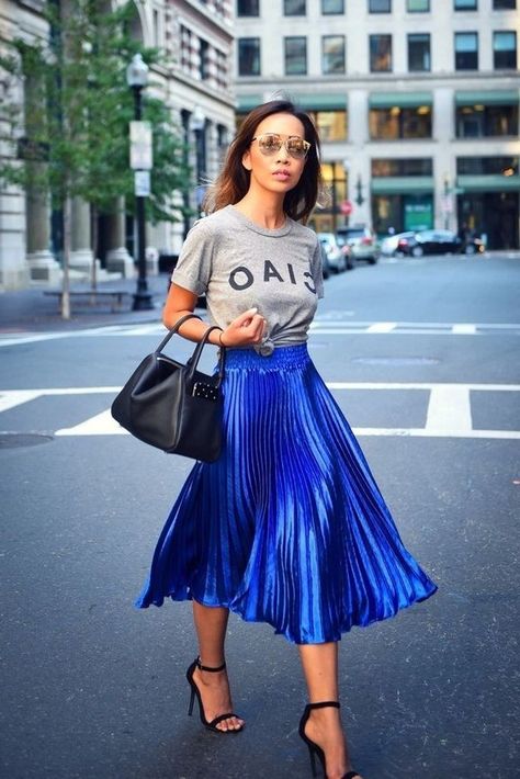 Blue Pleated Skirt Outfit, Royal Blue Pleated Skirt, Pleated Midi Skirt Outfit, Pleated Outfit, Blue Skirt Outfits, Summer Professional, Spring Skirt Outfits, Blue Pleated Skirt, Pleated Skirt Outfit