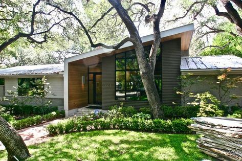 Shed roof on ranch Mid Century Modern House Exterior, Mid Century Bungalow, Mid Century Modern Exterior, Skillion Roof, Mid Century Exterior, Ranch House Exterior, Exterior Home Design, Modern Remodel, Mid Century Ranch