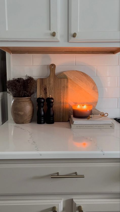 White And Wood Apartment Decor, Soap Kitchen Ideas, Cozy Kitchen Decor Ideas, Thrifted Home Decor Kitchen, Wasted Corner Space Ideas, Books On Kitchen Counter, Coffee Counter Decor, Kitchen Cannister Ideas, Kitchen Countertop Styling Ideas