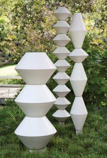 Outdoor pottery Auckland Art Gallery, White Sculpture, Garden Totems, Retro Renovation, Garden Art Sculptures Diy, Totem Pole, California Design, Garden Art Sculptures, Outdoor Sculpture