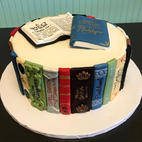 Birthday Cakes For Book Lovers, Book Lover Birthday Cakes, Reading Cake Ideas, Cake With Books Design, Wedding Cake Book Theme, Book Club Cake, Book Theme Cake Ideas, Cakes That Look Like Books, Reading Birthday Cake