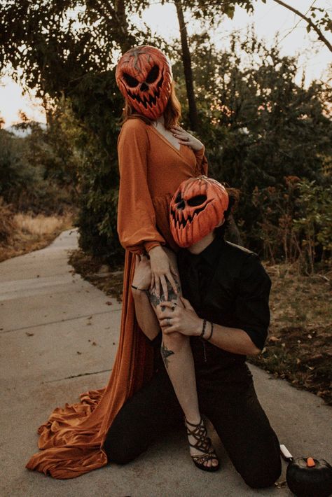 Halloween Photoshoot Ideas Pumpkin Head, Pumpkin Head Photoshoot Poses, Family Spooky Photoshoot, Couple Graveyard Photoshoot, Couples Halloween Photos, Couple Halloween Poses, Demon Couple Costume, Ghostface Photoshoot Couple, Couple Halloween Photoshoot Ideas