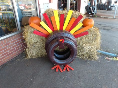 Tire Holiday Decor, Fall Tire Decorations, Tire Yard Decor, Christmas Tires Decoration, Tire Art Diy Creative Ideas, Pumpkin Tires, Tire Halloween Decorations, Tractor Yard Decor, Halloween Tire Decorations