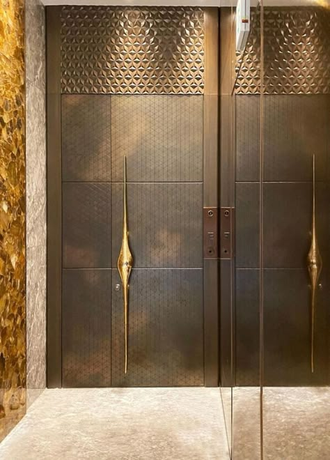 Handcrafted brass front door entrance of a residential project in australia . The sculptural brass casted door pull adds an artistic look to the contemporary geometrical design Experience complete collection featuring homes with most beautiful metal door entrances #brassdoor #frontdoorideas #metaldoors #frondoor #metalfrontdoor #bronzedoor #pivotdoor Safety Doors, Main Doors, Modern Entrance Door, Main Entrance Door Design, Metal Doors Design, Door Handle Design, Main Entrance Door, Entrance Gates Design, Wooden Main Door