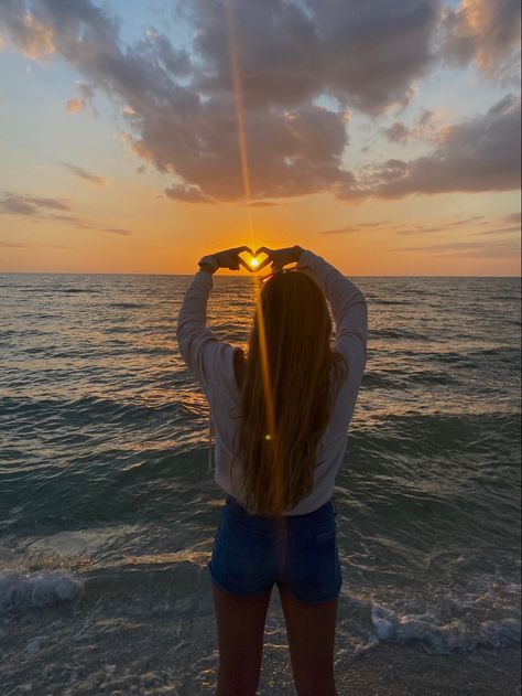 One Person Picture Ideas, Sunset Beach Poses By Yourself, Vacay Pics Ideas Friends, Beach Sunrise Pictures Poses, Beach Pictures Poses Instagram Standing, Sunrise Poses Photo Ideas, Sunrise Pictures Instagram, Beach Selfie Instagram, Sunrise Photoshoot Ideas