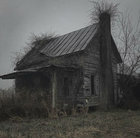 Creepy Farmhouse Aesthetic, Abandoned Cabin Aesthetic, Shed Aesthetic Dark, Poor House Aesthetic, Abandoned Houses Interior, Louisiana Gothic, Anglo Gothic, Dusty House, Abandoned Cabin