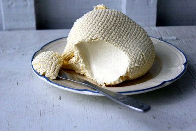 Making cream cheese, yum Cheese Recipes Homemade, Cheese Making Recipes, Diy Cheese, Make Cream Cheese, Easy Cream, Homemade Cheese, Milk Recipes, Provolone, How To Make Cheese